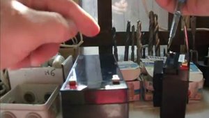 Проверка зарядки и полярности аккумуляторов с помощью отвертки-индикатора.