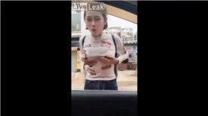 Перед свиданием девушка остановилась, чтобы привести себя в порядок