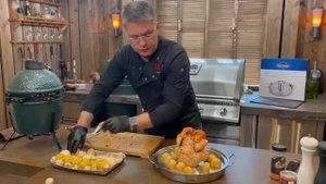 Курица на ростере в газовом гриле/grilled chicken