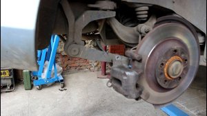 Замена задних тормозных колодок на Peugeot 407 1,8 Пежо 407 2005 года