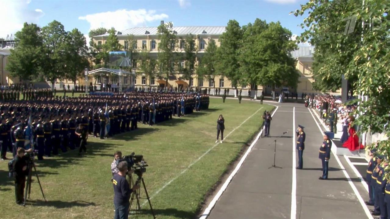 По всей стране выпускники военных училищ получили свои первые офицерские погоны
