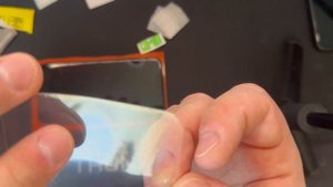 Наклейка гидрогелевой защитной пленки на IPhone 11 pro max