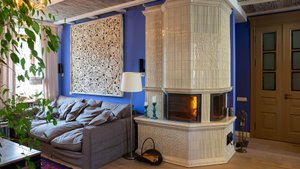 Панорамный камин в изразцовой облицовке