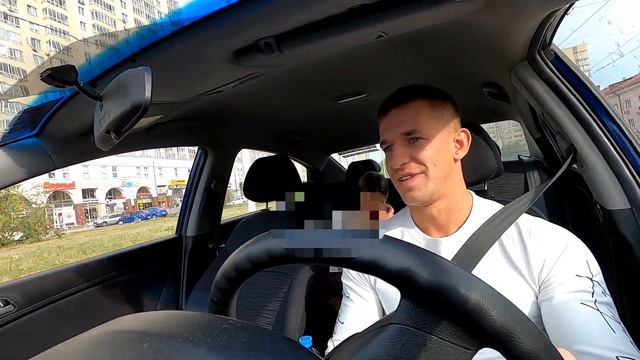 Пьяная девушка знакомится с таксистом