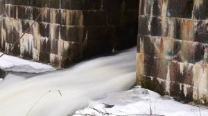 вода прорывается сквозь плотину