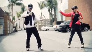 Восхитительный танец двух парней