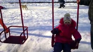 Идем в парк, катаемся на горках, качелях, кормим и ловим голубей
