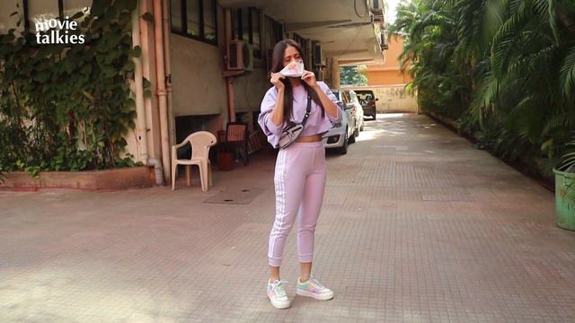 CUTE Nushrat Bharucha Looks LOVELY In LAVENDER As She Arrives For Dance Rehearsals смотреть онлайн