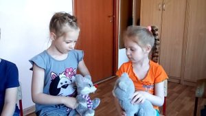 Дети рассказывают стихотворение на английском Little mouse.