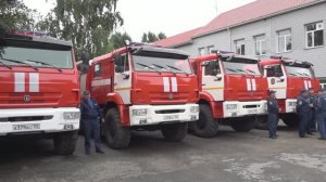 Виталий Хоценко вручил омским спасателям новые пожарные автомобили