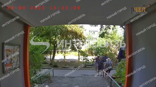 Боевые пенсионерки из Челябинска отвоевали придомовую скамейку у грузчиков смотреть онлайн