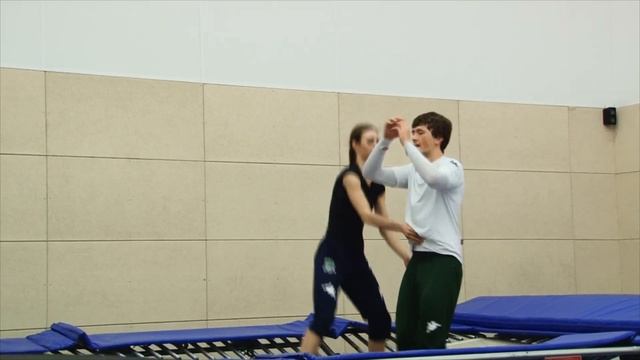 На занятии по спортивной акробатике смотреть онлайн