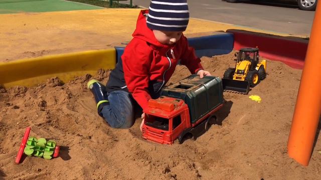 ГРУЗОВИК ВЕЗДЕХОД БЕЗ КОЛЁС БУКСУЕТ И ПЕРЕВОРАЧИВАЕТСЯ В ПЕСКЕ. Леонард играет в песке | Дети Света смотреть онлайн
