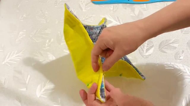 Не выбрасывайте мелкие обрезки тканей и нитки после распарывания вещей. смотреть онлайн