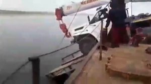 Выгрузка техники с баржи на необорудованный берег.