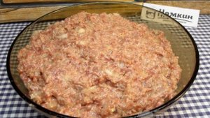 Котлеты по-колхозному с чесночным соусом на сковороде