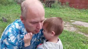 Отец - одиночка с больным на руках ребенком.