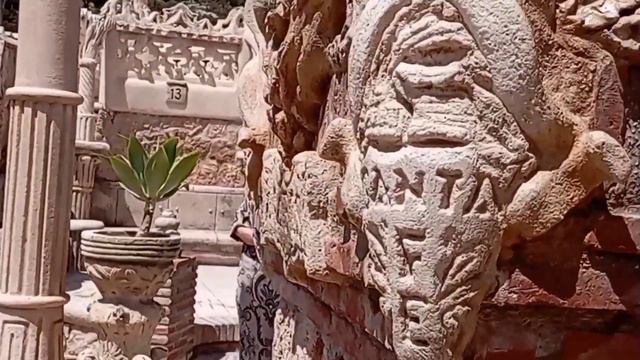 Такой маленький! Всего 3 человека строили. Памятник Коломареса. Бенальмадена. смотреть онлайн