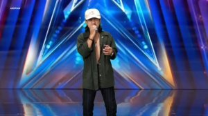 Golden Buzzer: Filipino participant makes the jury cry when singing the song Said I Loved You