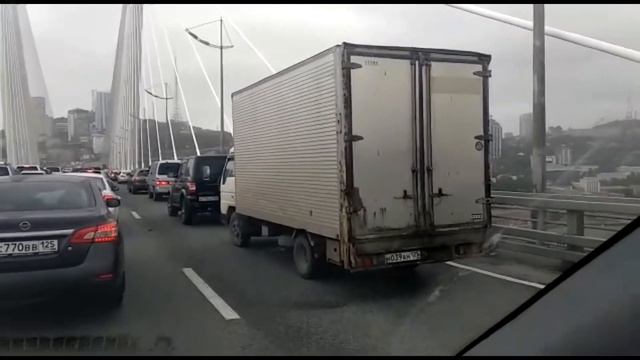 Супертайфун «Майсак» валит машины и срывает контейнеры смотреть онлайн