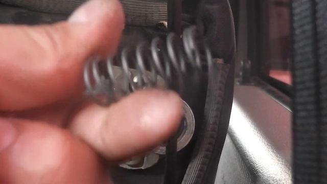 Нива шеви. Заклинил замок задней спинки сидения.Разборка смотреть онлайн