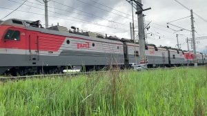 Электровозы-толкачи возвращаются обратно на перевал за новой партией поездов