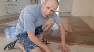 Укладка плитки на пол. Часть 3. Затирка швов. Как правильно затирать плитку.