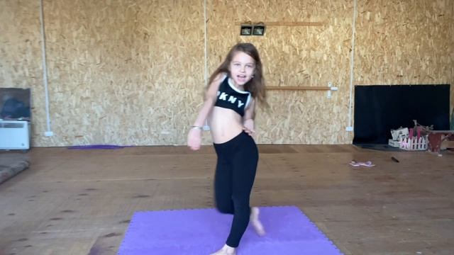 Учимся танцевать онлайн . Танцевальная связка для начального уровня. смотреть онлайн