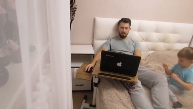 Удобный столик для ноутбука