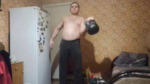 Медленный подъём на бицепс гири 32кг стоя обеими руками