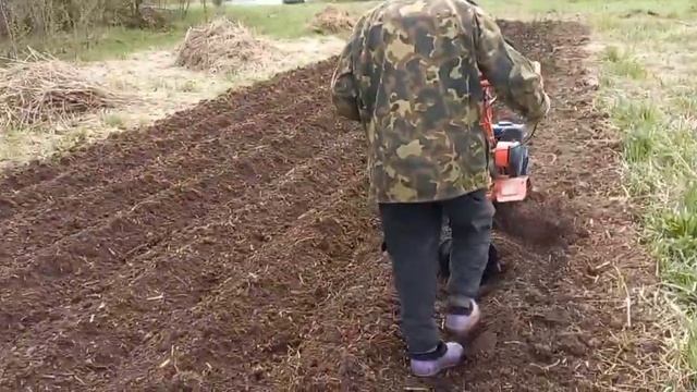 Нарезка борозд и посадка картофеля плугом окучник. смотреть онлайн