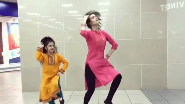 Munda tera off beat hai Gudiya teri bahut sweet hai! Elina official smile смотреть онлайн