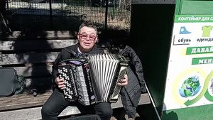 Плывёт качаясь лодочка по Яузе реке.