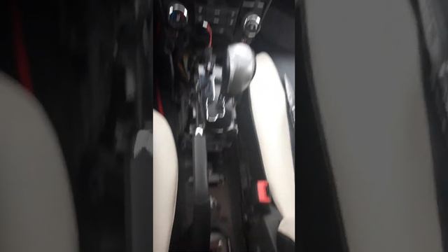 Снимаем центральную консоль между сидений  Шевроле Круз