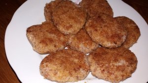 Биточки из фарша и гречки. Очень вкусные.