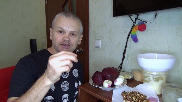 Питательный и полезный салат с варёной свеклой с полезными и вкусными компонентами смотреть онлайн