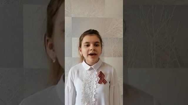 "Перед боем тихие, теплые вечера", исполняет Савина Виктория, школа №2 6А класс