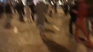 la police française tire sur les manifestants contre l'esclavagisme des NOIRS en lybie