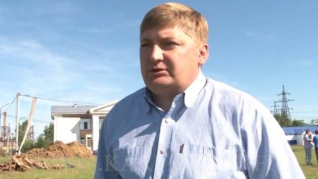 На карпинском стадионе «Труд» ведется строительство смотреть онлайн