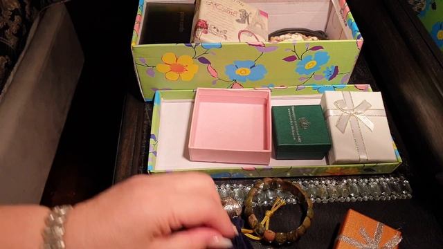 3 - ЧАСТЬ .РАСПАКОВКА КОРОБКИ С УКРАШЕНИЯМИ ????? смотреть онлайн