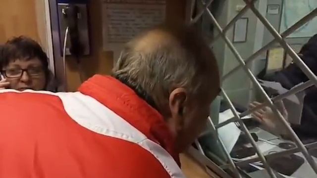 Депутат Потапов приехал выручать задержанных на пикете против Собянина смотреть онлайн