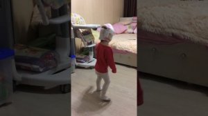 The Gummy Bear Song.сестра Настя танцует в памперсе на голове