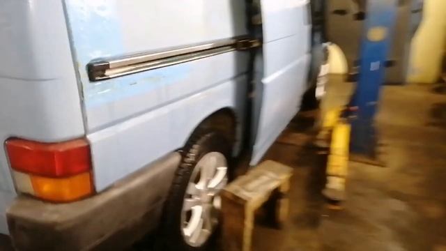 Замена среднего ролика сдвижной двери на Т4 / Фольксваген Транспортёр Т4 смотреть онлайн