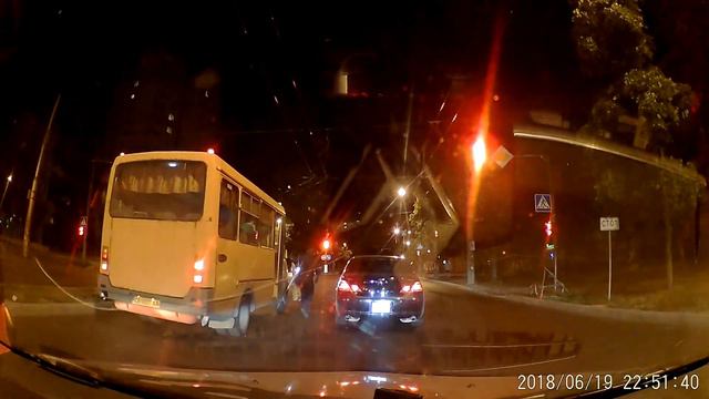 Выгрузка пассажиров на перекрестке. смотреть онлайн