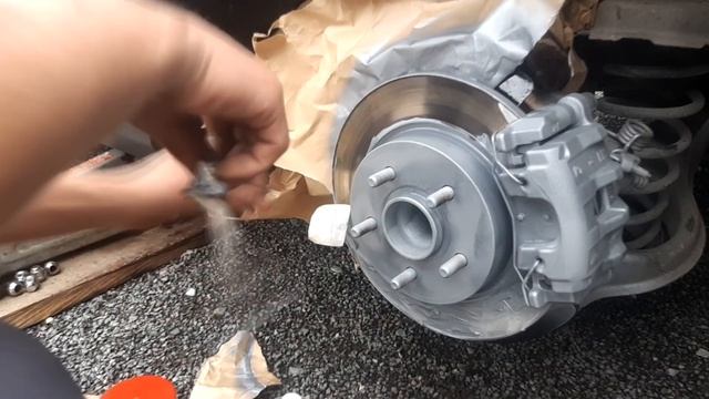 Ford Focus 3. Бюджетные доработки. Покраска суппортов и клею уплотнитель к стеклу.