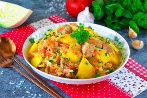 КАК ПРИГОТОВИТЬ БИГУС ИЗ СВЕЖЕЙ КАПУСТЫ С МЯСОМ И КАРТОШКОЙ