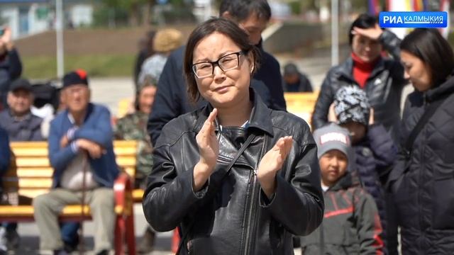 Ансамбли «Алтн» и «Веснушки» выступили на главной площади Элисты в рамках фестиваля тюльпанов смотреть онлайн