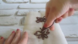 Легкий способ оформить десерт. Бабочка из шоколада.