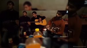 Вахид Аюбов поёт на гитаре