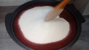 Повидло из чернослива.Домашнего повидло лучше нет, ароматное и приятный цвет.